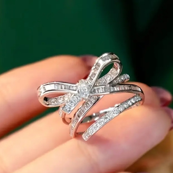 Jewelry - GORGOUS, FESTIVE BIG BOW RING